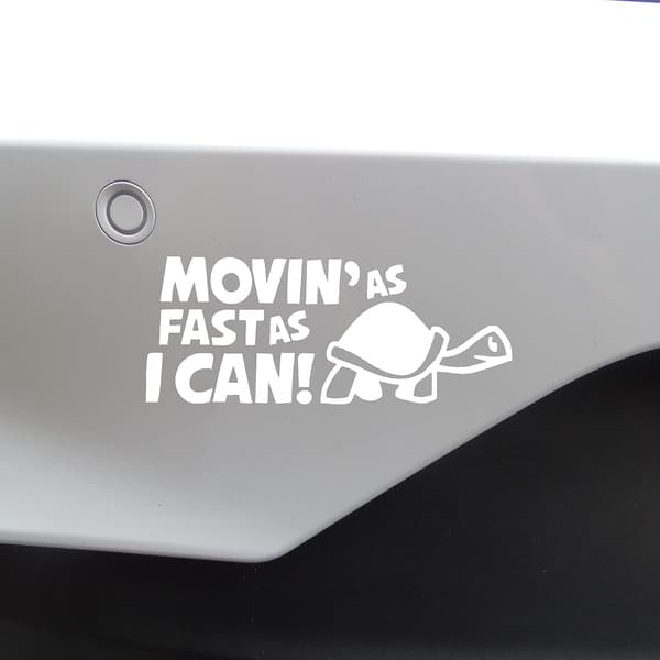 Nye Movin As Fast As I Can Sjove Bilklistermærker Kofangerklistermærker (15*6CM, Hvid)