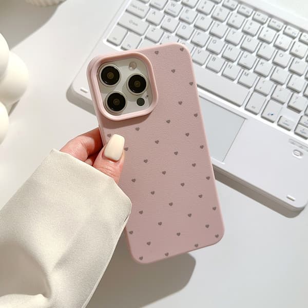 Kotelo iPhone 13 Pro:lle, koko näyttö, rakkaus, pinkki, yksinkertainen, karkki, pilkullinen, keinonahka, tekstuuri
