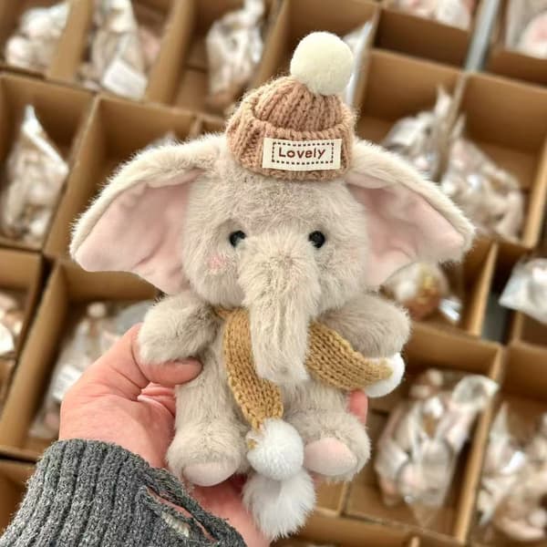 Sød Plys Elefant Nøglering, Blød Fluffy Taske Charm med Strikket Hue & Halstørklæde