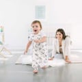 Miniatyrbillede 3 af 7: Ergobaby Sovepose Tog On The Move 1.0 Elefanter Hvid 6-18 Months