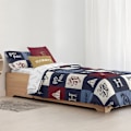 Miniatyrbillede 3 af 3: Play Fabrics Dynetæppe Med Knapper Hogwarts Plaid Til 90 Seng 155x220 Cm