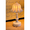 Miniatyrbild 4 av 5: Retro keramisk liten bordslampa med kronbladsform