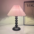Miniatyrbillede 3 af 4: Bordlampe med lyserød plisseret lampeskærm og perleformet fod