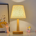 Miniatyrbillede 4 af 5: Enkel bordlampe i træ med lampeskærm i hør