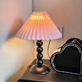 Miniatyrbillede 4 af 4: Bordlampe med lyserød plisseret lampeskærm og perleformet fod