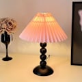 Miniatyrbillede 2 af 4: Bordlampe med lyserød plisseret lampeskærm og perleformet fod