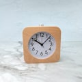 Miniatyrbild 3 av 5: Gul, analog väckarklocka i trä - klassisk pekarur med ti