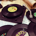 Pikkukuva 4 / 5: 6 kpl retro-CD-levyrannikkoa pidikkeellä vinyylimukeille, liukumattomat