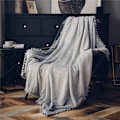 Pikkukuva 4 / 5: Fleece-peitto pompolla, mukava pehmeä Cashmere-peitto sohvalla