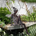 Miniatyrbillede 2 af 3: Havefigur til haven - Magisk fe siddende, Tudor og Turek siddende