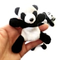 Pikkukuva 1 / 5: 2 kpl satunnaisia pehmolelupandan jääkaappimagneetteja, koko: 9cm x 9cm/3.54