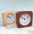 Miniatyrbild 5 av 5: Gul, analog väckarklocka i trä - klassisk pekarur med ti