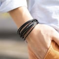 Miniatyrbillede 3 af 5: Flettet læderarmbånd til mænd Sort