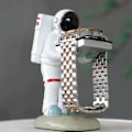 Miniatyrbild 3 av 5: Klockdisplayställ Gammal hushållerska/astronaut Resin Figurine Mode
