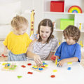 Pikkukuva 4 / 5: Muotoja lajitteleva ja pinoava lajittelupeli, puinen pulmapeli, lelut Educa