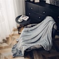 Pikkukuva 3 / 5: Fleece-peitto pompolla, mukava pehmeä Cashmere-peitto sohvalla