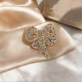 Miniatyrbilde 5 av 5: Vintage Sløyfebrosje – Rhinestone & Elegant – til Genser White