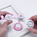 Miniatyrbillede 3 af 4: Broche-ur, 2 stk. sygeplejerskefickure, sygeplejerskefickure i silikone