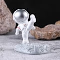 Miniatyrbild 2 av 6: Söt tecknad mobiltelefonhållare syntetisk harts skrivbordsastronaut prydnad för hemmakontor bilinredning Kung Fu astronaut mobiltelefonhållare (silver)