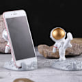 Miniatyrbilde 3 av 6: Søt tegneserie mobiltelefonstativ syntetisk harpiks skrivebordsastronaut ornament for hjemmekontor bilinnredning Kung Fu astronaut mobiltelefonbrakett (sølv)