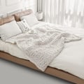 Miniatyrbilde 5 av 5: 2 stk. Chunky Strikket Chenille Garn for Håndstrikkede Tepper, Supermykt Stort Jumbo Teppegarn (Hvit)(JS)