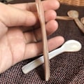 Miniatyrbilde 2 av 2: Sett med 6 perlemorsskjeer 11 cm x 2,5 cm
