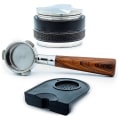 Pikkukuva 1 / 5: Kahvin 54 mm pohjaton portasuodatin + 53 mm kahvinjakelupeukalointi + Barista Expressille
