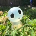 Pikkukuva 2 / 3: Ghibli Kodama Tree Spirit Princess Mononoke -minitoimintafiguuri hehkuu tummassa valoisassa tonttupuussa