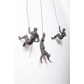 Miniatyrbillede 1 af 5: 3x bronze klatring rapellering mænd trio hængende ornamentfigurer klatre mænd væghængende figur rapelling ornamenter