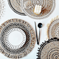 Pikkukuva 3 / 4: Boho-tyyliset pyöreät pöytätabletit, käsintehdyt, punotut juuttitupsut, retro pöytäkoriste, hapsullinen puuvillainen kahvimatto, vedenpitävä, 4 kpl (valkoinen pompom)