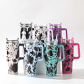 Miniatyrbillede 2 af 5: 1200ML Tumbler Cup Ko-mønster rustfrit stål vandflaske med håndtag og låg Lækagesikker isoleret kop til rejser Rose Red