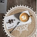 Pikkukuva 4 / 4: Boho-tyyliset pyöreät pöytätabletit, käsintehdyt, punotut juuttitupsut, retro pöytäkoriste, hapsullinen puuvillainen kahvimatto, vedenpitävä, 4 kpl (valkoinen pompom)