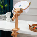 Miniatyrbilde 4 av 5: Trebroderibøyleholder 360 graders rotasjon Justerbar bordstativ Cross Rack, med brodering