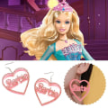 Miniatyrbillede 4 af 5: Barbie Pink Heart Øreringe Glitter Akryl Hjerteformede Bogstaver Hule Øreringe Moderigtige Barbiestyle øreringe