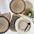 Pikkukuva 1 / 4: Boho-tyyliset pyöreät pöytätabletit, käsintehdyt, punotut juuttitupsut, retro pöytäkoriste, hapsullinen puuvillainen kahvimatto, vedenpitävä, 4 kpl (valkoinen pompom)