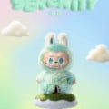 Pikkukuva 2 / 5: Labubu The Monsters 3.0 – Jännittävä Macaron Pehmo Avaimenperä Sarja (1 Laatikko, 15 cm) serenity