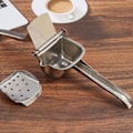 Miniatyrbillede 3 af 4: Manuel Juicer Rustfrit Stål Citrus Juicer Kraftig Holdbar Håndholdt Citronpresser til Hjemmekøkken