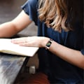 Pikkukuva 2 / 2: Fitbit Charge 5 kaksivärinen silikonikellon hihna - Musta / Oranssi Orange