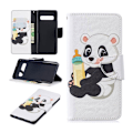 Pikkukuva 1 / 2: Samsung Galaxy S10 kuosillinen nahkainen flip Suojakotelo - Panda Pitelee Pulloa Multicolor
