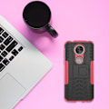 Miniatyrbild 2 av 2: Motorola Moto E5 Plus mobilskal hårdplast TPU material skyddande utfällbart ben däck design - Rosenröd Rosa