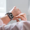 Pikkukuva 3 / 6: Apple Watch SE 2022 (44mm) suojakuori ja silikonisuojus karkaistulla lasilla - Musta / Kulta Black