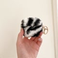 Miniatyrbillede 3 af 3: AirPods 3 leopard faux fur-etui med spænde - Sort / Sort White