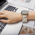 Pikkukuva 2 / 2: Fitbit Versa 3 / Sense hiusnauha kangaskellonauha - Maito Valkoinen / Kukkia White