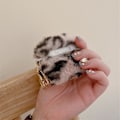 Miniatyrbild 3 av 4: AirPods 3 fodral i leopardfuskpäls med spänne - Rosa Leopard Rosa
