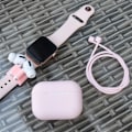 Miniatyrbild 2 av 2: AirPods Pro 2 silikonskydd med rem och öronsnäckhållare - Lila Lila