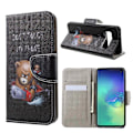 Pikkukuva 1 / 2: Samsung Galaxy S10 nahkainen flip suojakotelo - Vihanen Nalle ja Varoitukset Multicolor