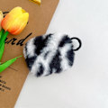 Miniatyrbillede 2 af 2: AirPods 3 leopard faux fur-etui med spænde - Sort / Hvid White