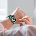 Miniatyrbild 3 av 6: Apple Watch SE 2022 (44mm) dual color electroplating cover with tempered glass - Blackish Green / Gold Grön