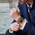 Miniatyrbillede 2 af 2: Urrem i ægte læder med dobbelt ring til Apple Watch (41 mm) - Brun Brown