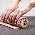 Miniatyrbild 5 av 8: Bambus Sushi Maker-set med Rullmatta, Kniv, Sked & Stickor för Hembruk, Lätt att Göra Perfekta Sushirullar, Miljövänligt Hållbart Set